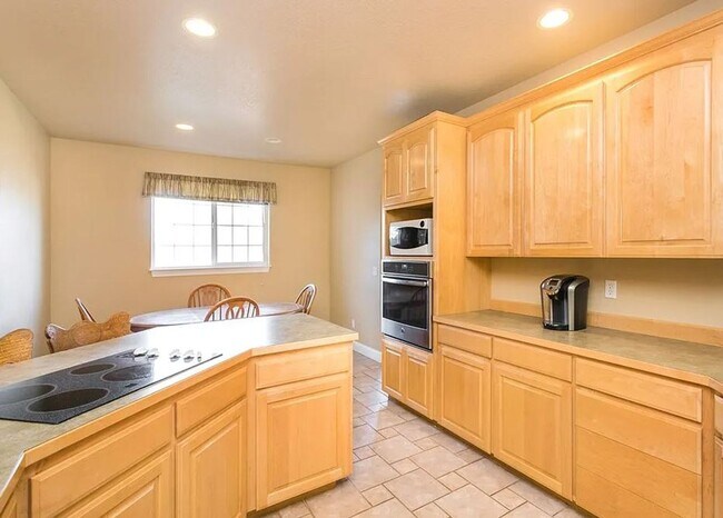 Building Photo - Spacious 3-Bedroom Home with Private Backy...