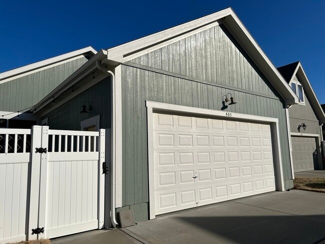 Building Photo - 405 E 32nd Ave