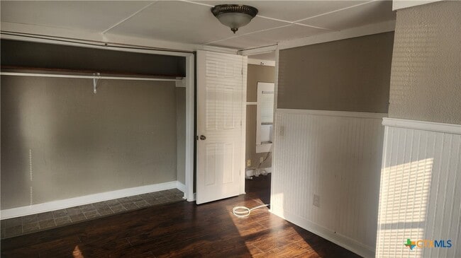 Building Photo - 206 E Reagan Ave