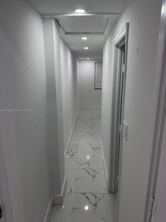 Building Photo - 345 SW 49th Ave