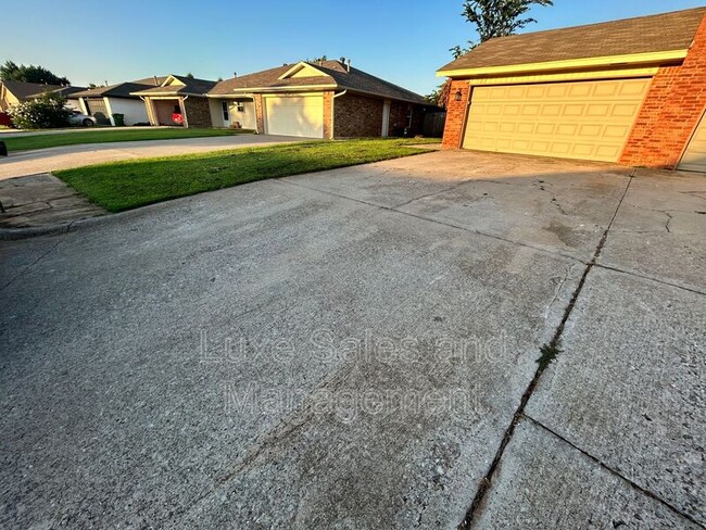 Building Photo - 1307 Summerton Pl