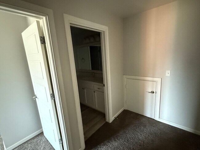 Building Photo - Amazing 3 bed 2 bath duplex near NW 122nd St