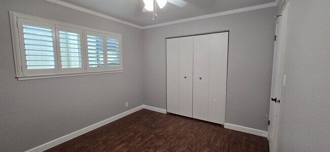 Building Photo - 415 Sutton Pl