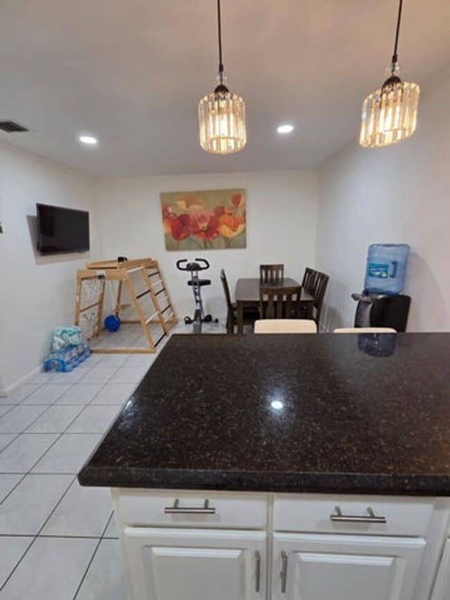 Building Photo - 810 Sandtree Dr