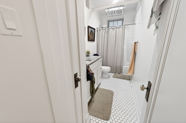 Building Photo - Newly Renovated 1 BR in Loyola on Lovely Quiet Block