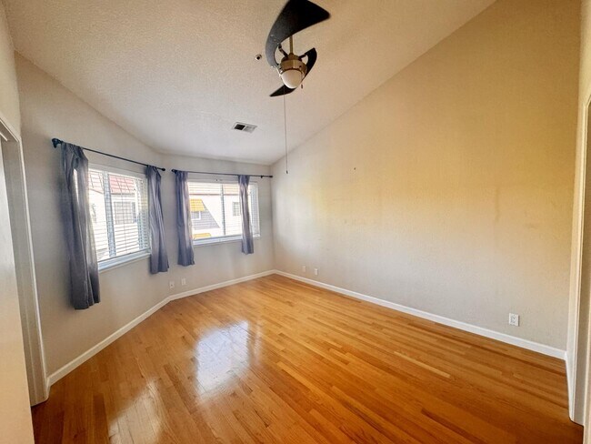 Building Photo - 109 E Court Ln