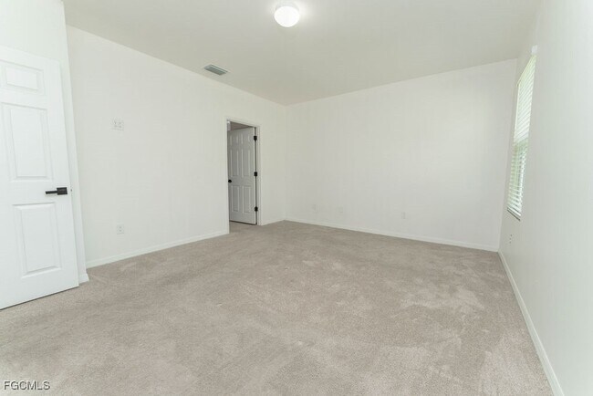 Building Photo - 526 SE 20th Ct