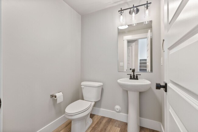 Building Photo - Awesome end unit 3 Bed 2.5 Bath townhome i...