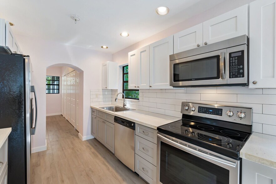 kitchen area + hallway (with LAUNDRY & Linen closet) leading to lanai - 3275 Cottage Grove Ave