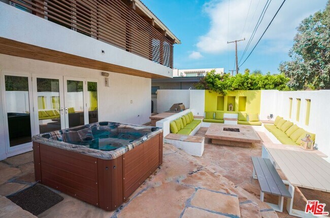 Building Photo - 27112 Malibu Cove Colony Dr