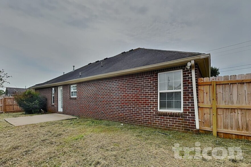 Building Photo - 8014 Lomond Dr