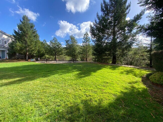 Building Photo - Low Deposit W/ Garage Parking & In Unit Laundry!