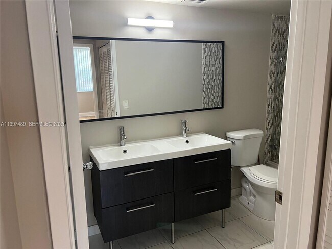 Building Photo - 19701 E Country Club Dr