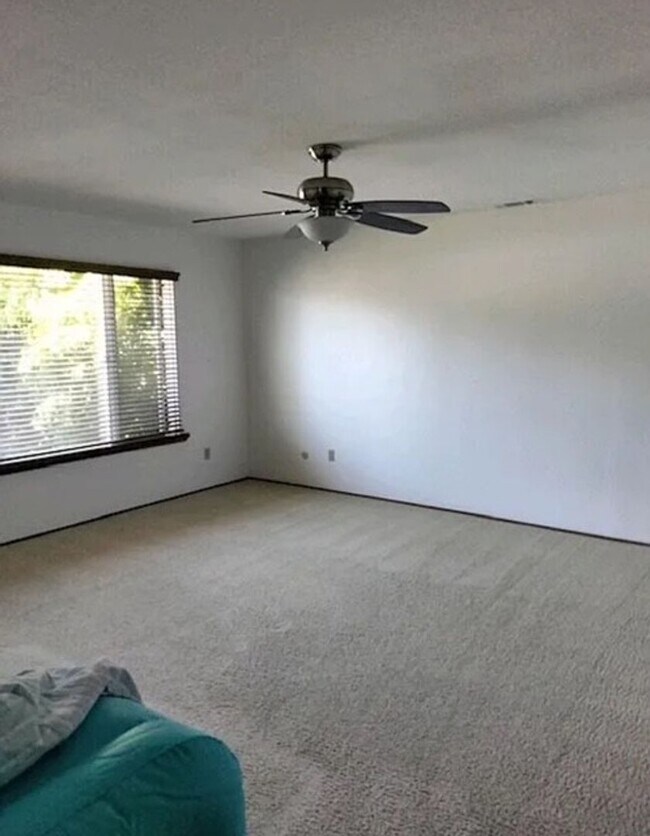 Building Photo - Charming 1 Bedroom/1.5 Bath Apartment With Loft