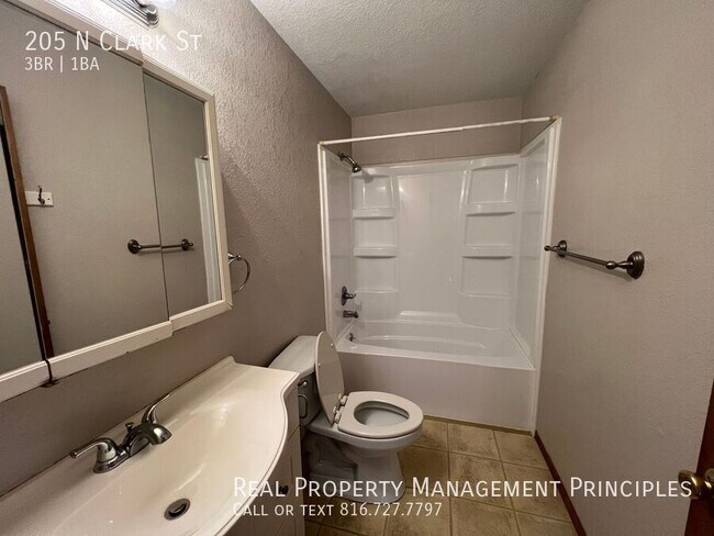 Building Photo - 205 N Clark St