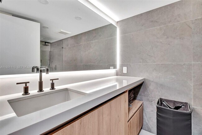 Building Photo - 1627 Brickell Ave