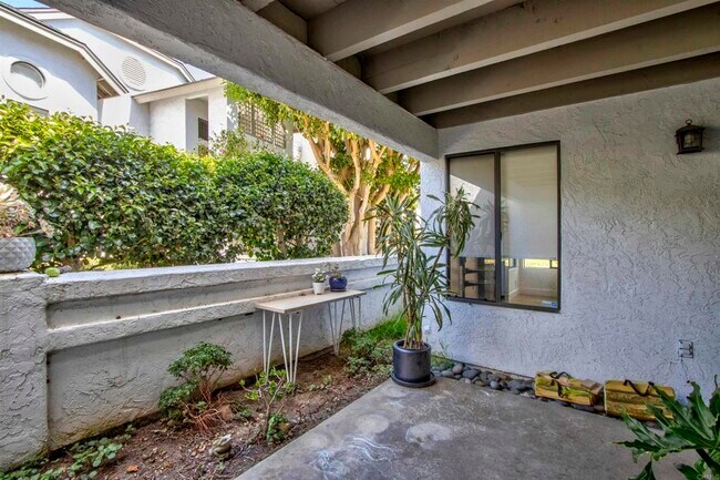Building Photo - 534 Via De La Valle