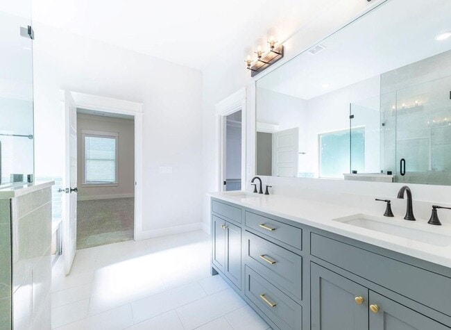 Building Photo - 5 bedroom CUSTOM BUILT home in Elm Springs MUST SEE