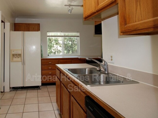 Building Photo - 3545 N Country Club Rd