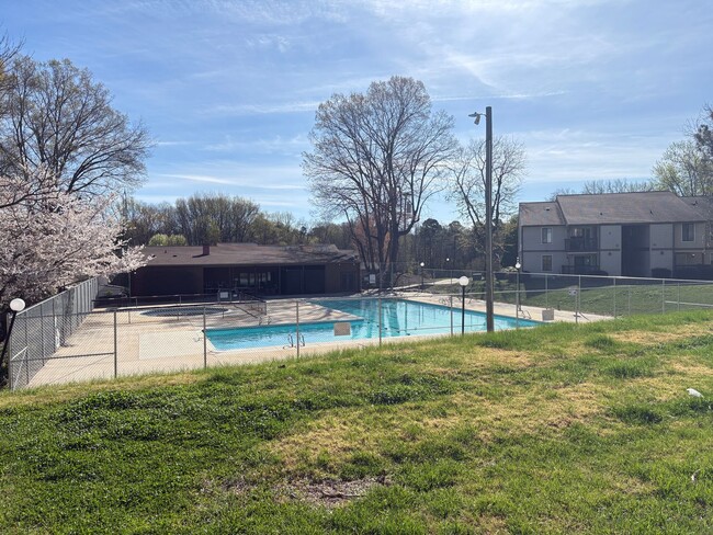 Building Photo - 3 Bedroom, 2.5 Bathroom Condo in High Point!