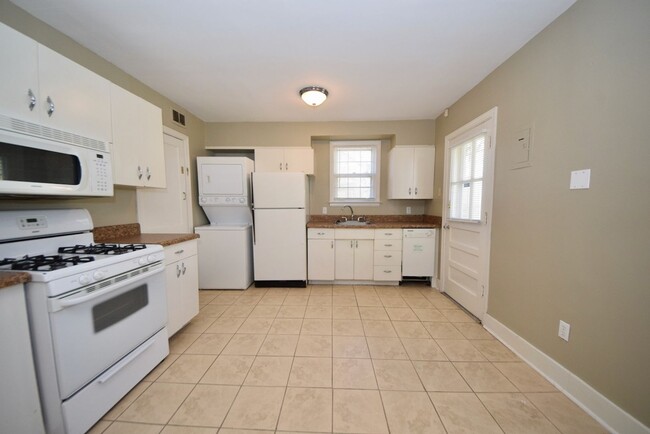 Building Photo - Cute 2 bed, 1 bath home in the High Point ...