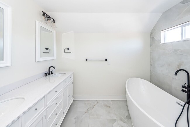 Building Photo - 3 Bedroom, 3 Bathroom Home in Union Heights - North Charleston