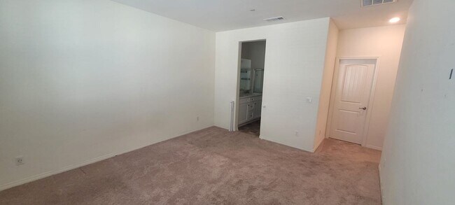 Building Photo - Beautiful condo in Eastvale