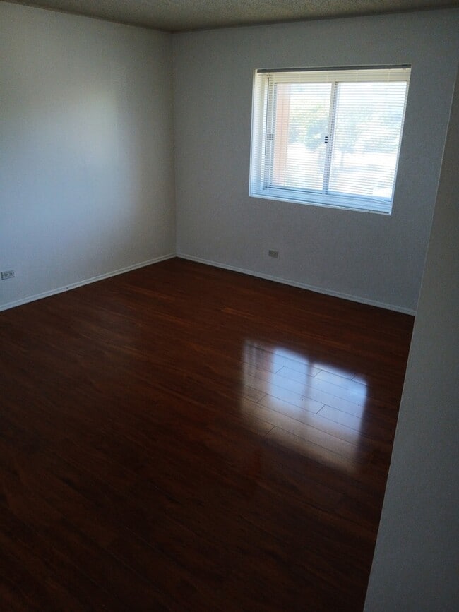 Building Photo - 3223 W Parkway Dr