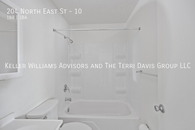 Building Photo - 204 N East St