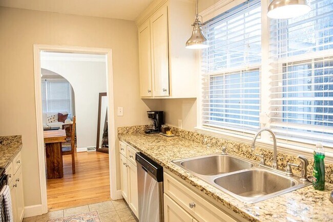 Building Photo - 3019 Forest Dr