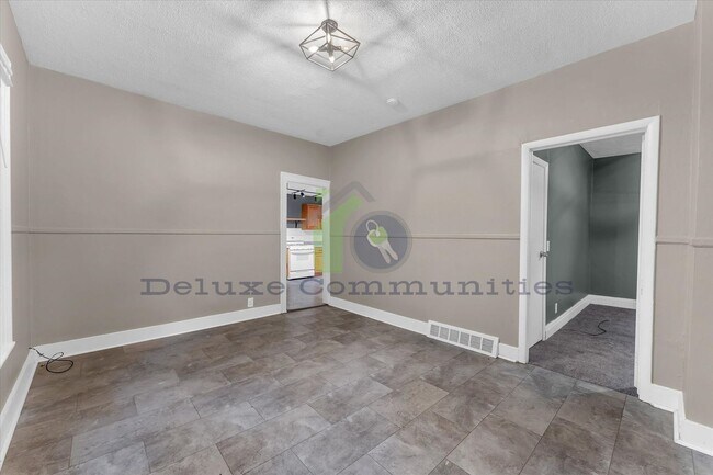 Building Photo - 636 Livingston Ave NE