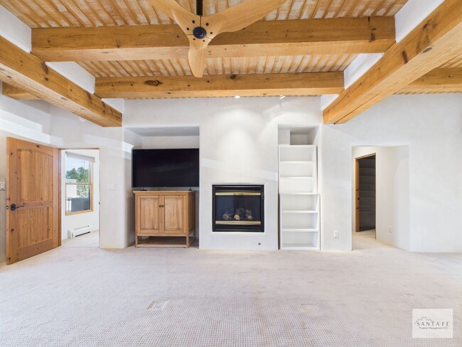 Building Photo - Beautifully Done Custom Built Townhouse wi...