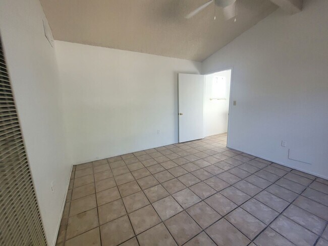 Building Photo - Ready to View!!