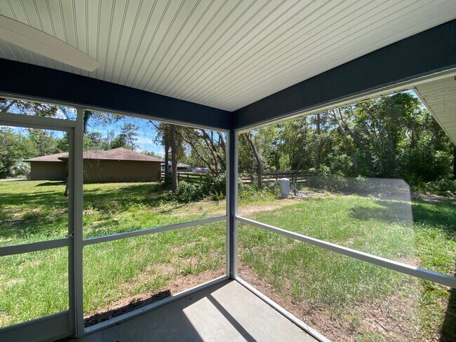Building Photo - Custom Home - Desirable SE Ocala Neighborhood 3/2/2 **Won't Last**