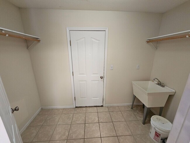 Building Photo - 3 bedroom, 2 bathroom home