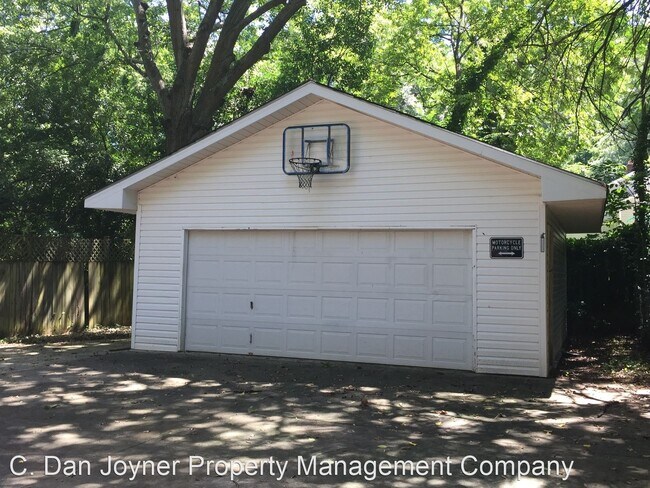 Building Photo - 3 br, 2 bath House - 228 W. Hillcrest Drive