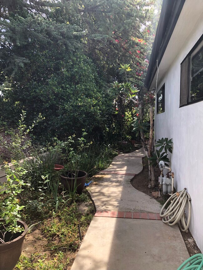Building Photo - 16806 Mooncrest Dr