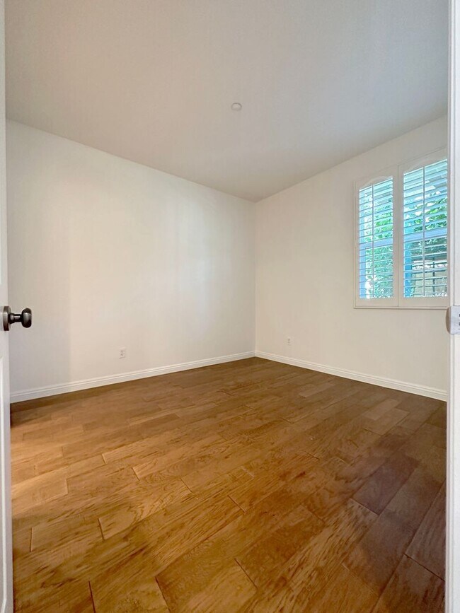 Building Photo - 2 BEDROOM 2.5 BATHROOM WITH LOFT HOME IN HIGHLY DESIRED BERKSHIRE TRACK