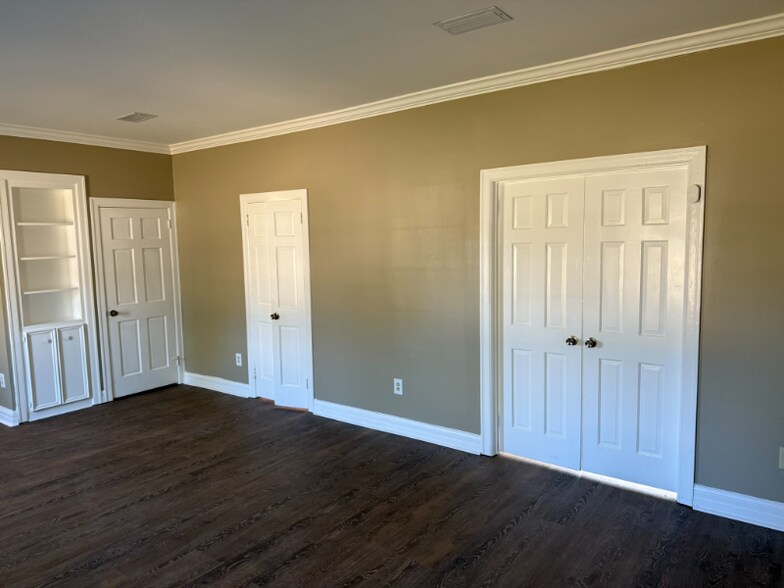 Building Photo - 2144 Rexford Rd