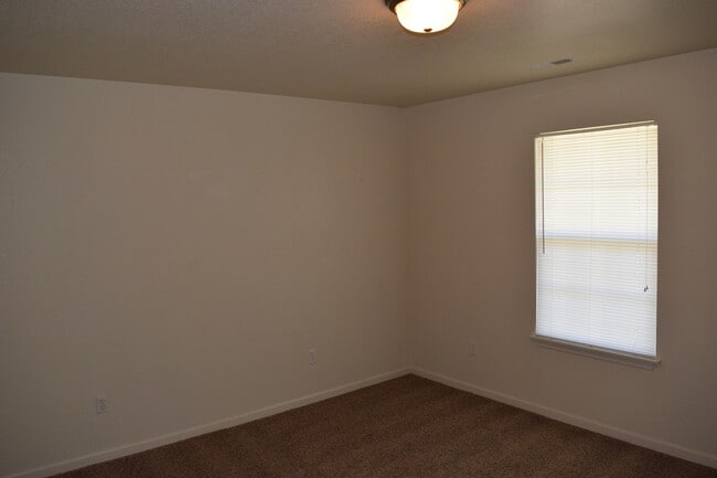 Building Photo - Beautiful 2 Bedroom, 2 Bathroom Duplex with a Garage!