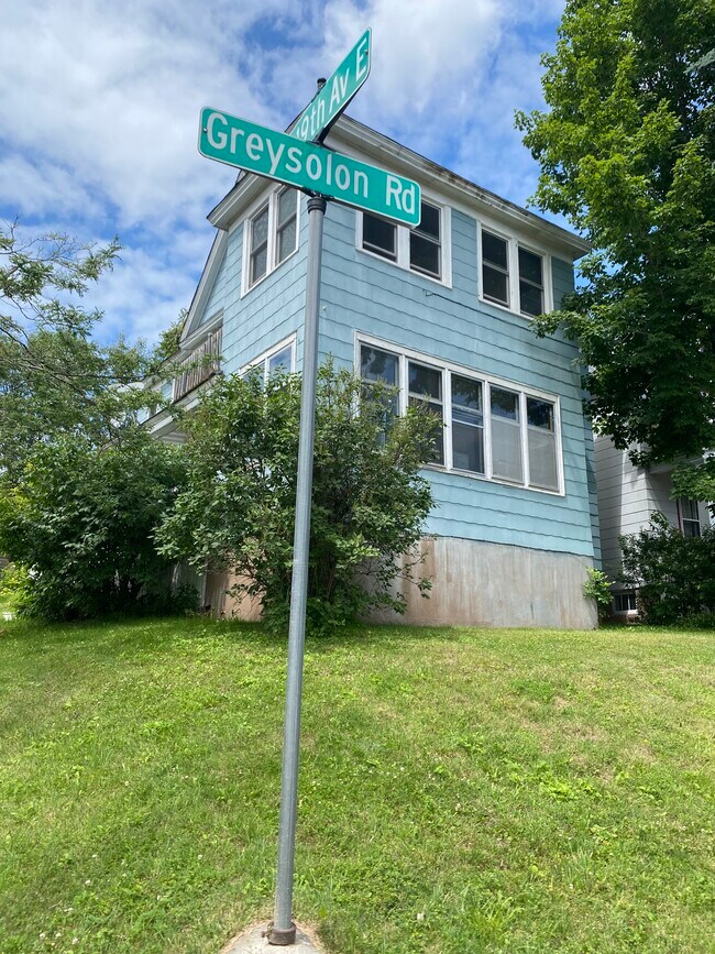Building Photo - 16 S 19th Ave E