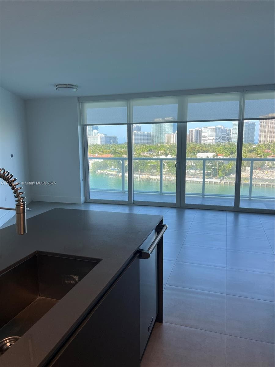 Building Photo - 9821 E Bay Harbor Dr