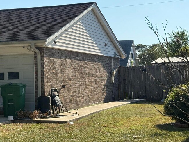 Building Photo - 11210 Sageoak Dr
