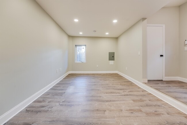 Building Photo - 172 MALLORY Ave