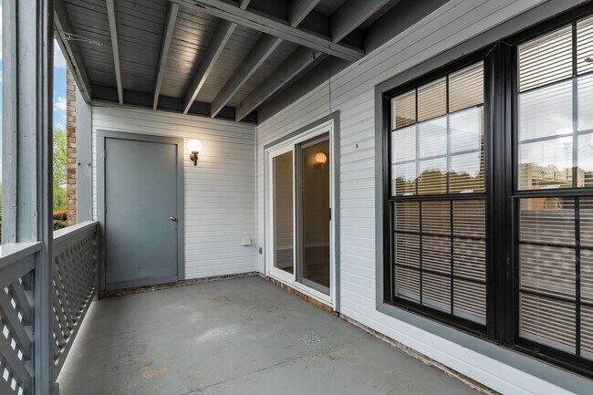 Building Photo - Discover Your Lakeside Oasis: 2 Bedroom Condo at Harris Lake
