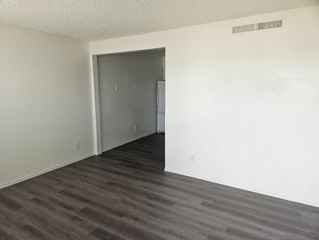 Building Photo - 1307 E Vista Ave