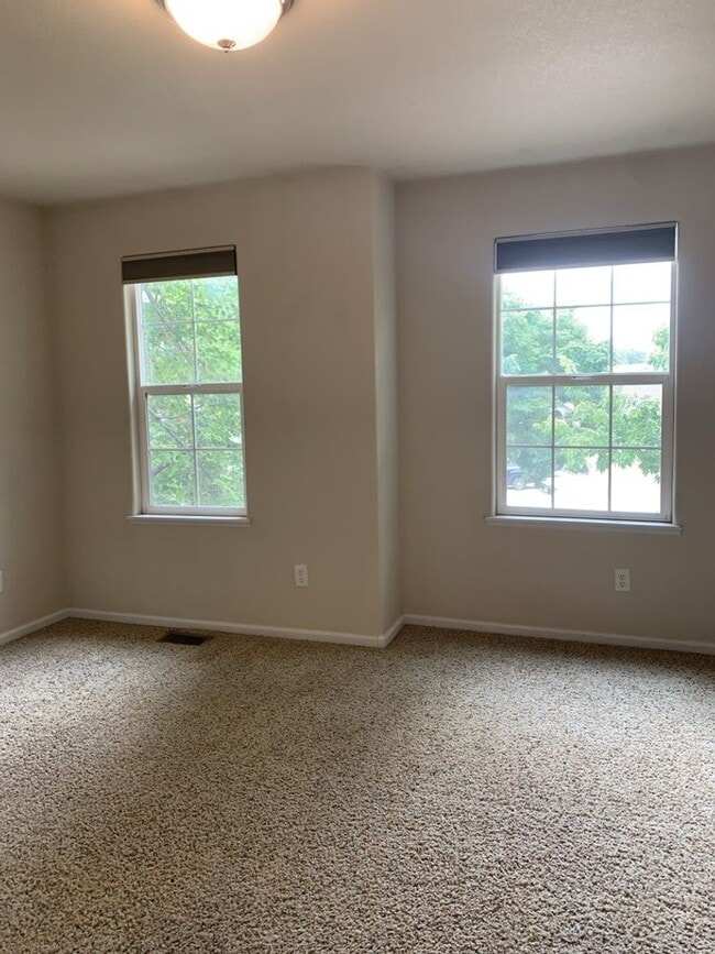 Building Photo - 844 Apex Dr