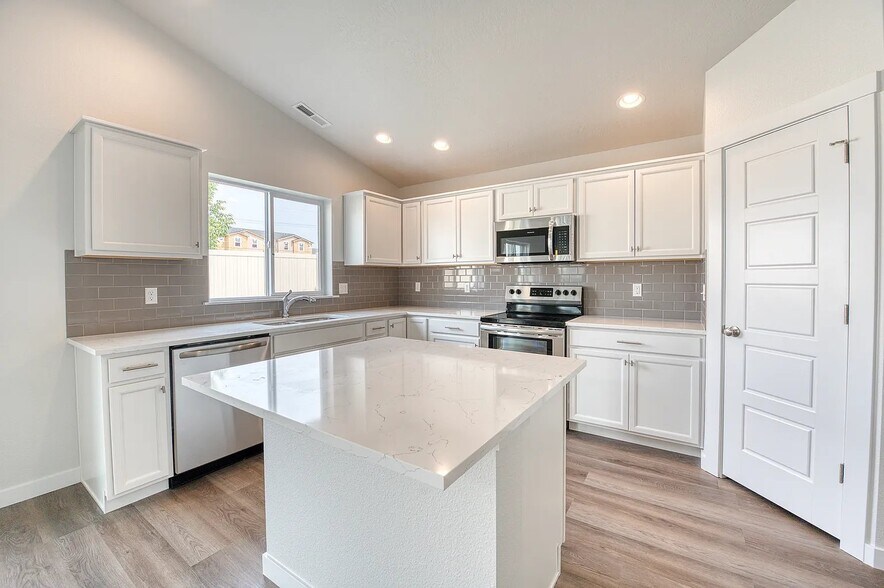 Building Photo - 4026 W Peak Cloud Dr