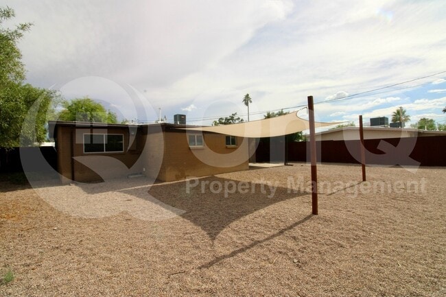 Building Photo - 4043 E Deseret Dr