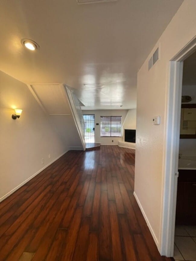 Building Photo - Old Town Scottsdale townhome- 2 bd 2 bath- W/D- Yard